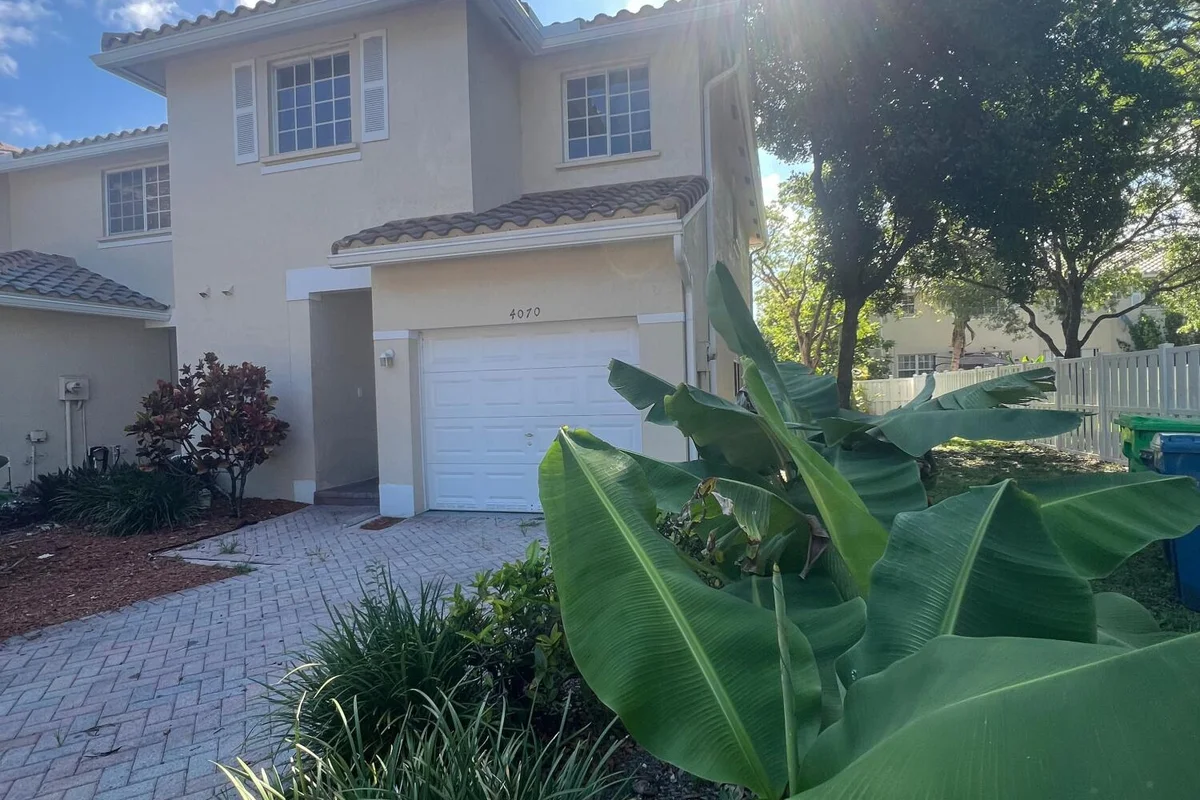 4070 NW 91st Ter, Sunrise: photo 1 of 24