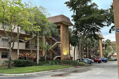 6090 N Sabal Palm Blvd #110, Tamarac: photo 1 of 23