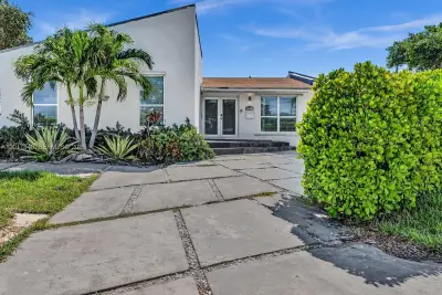 2001 NE 122nd Rd, North Miami: photo 1 of 24