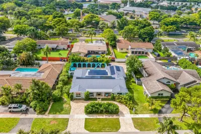 633 N Crescent Dr, Hollywood: photo 1 of 52