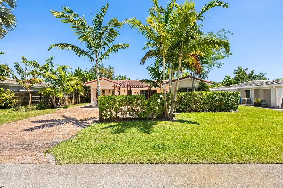 1521 NE 40th Ct, Oakland Park: photo 1 of 31