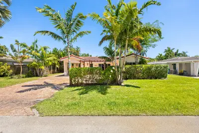 1521 NE 40th Ct, Oakland Park: photo 1 of 31