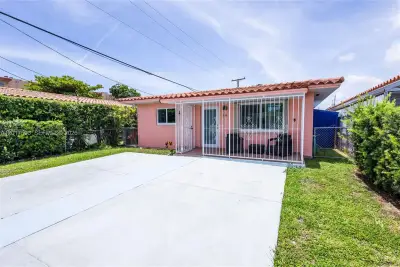 10 NW 60th Ct, Miami: photo 1 of 28