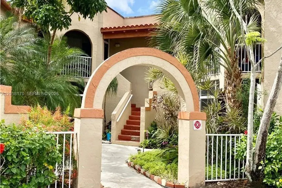 365 SW 86th Ave #203, Pembroke Pines: photo 1 of 14
