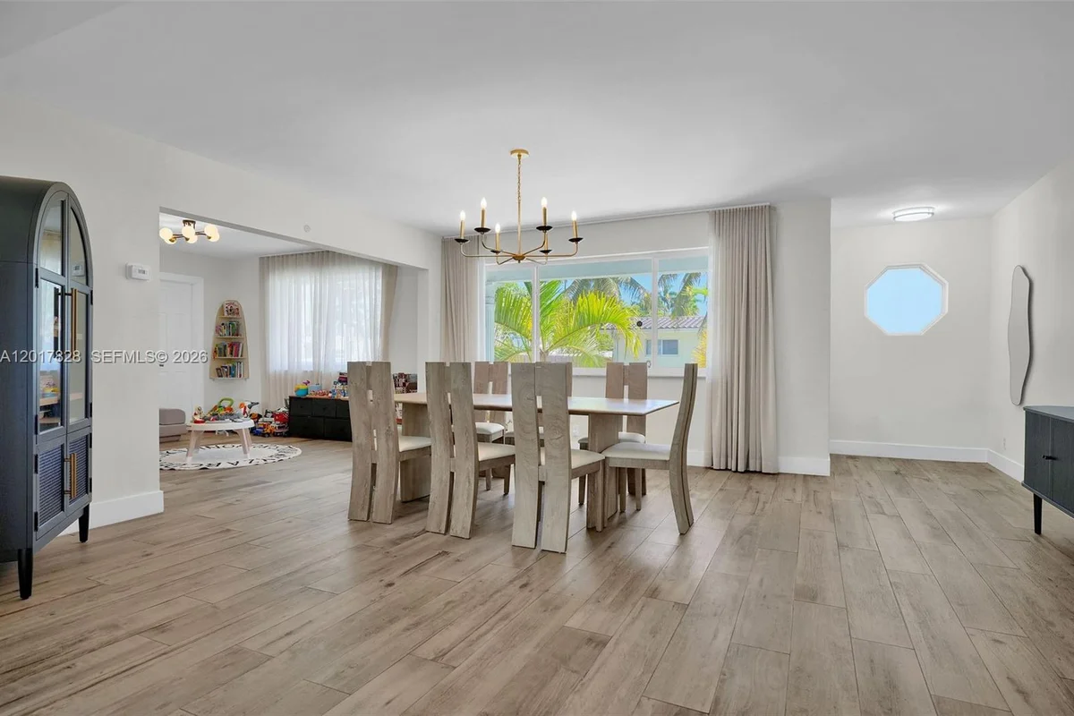 1301 Hollywood Blvd, Hollywood: photo 1 of 18