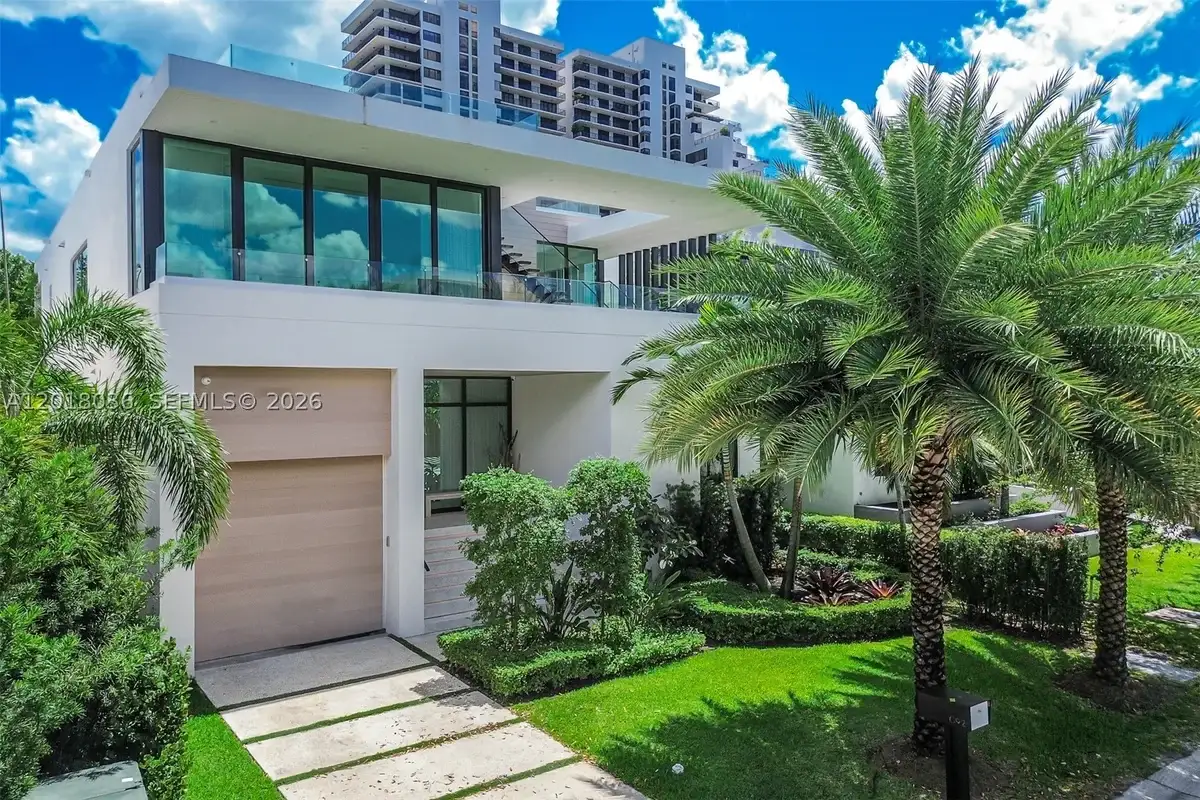 1092 N Venetian Dr, Miami: photo 1 of 20