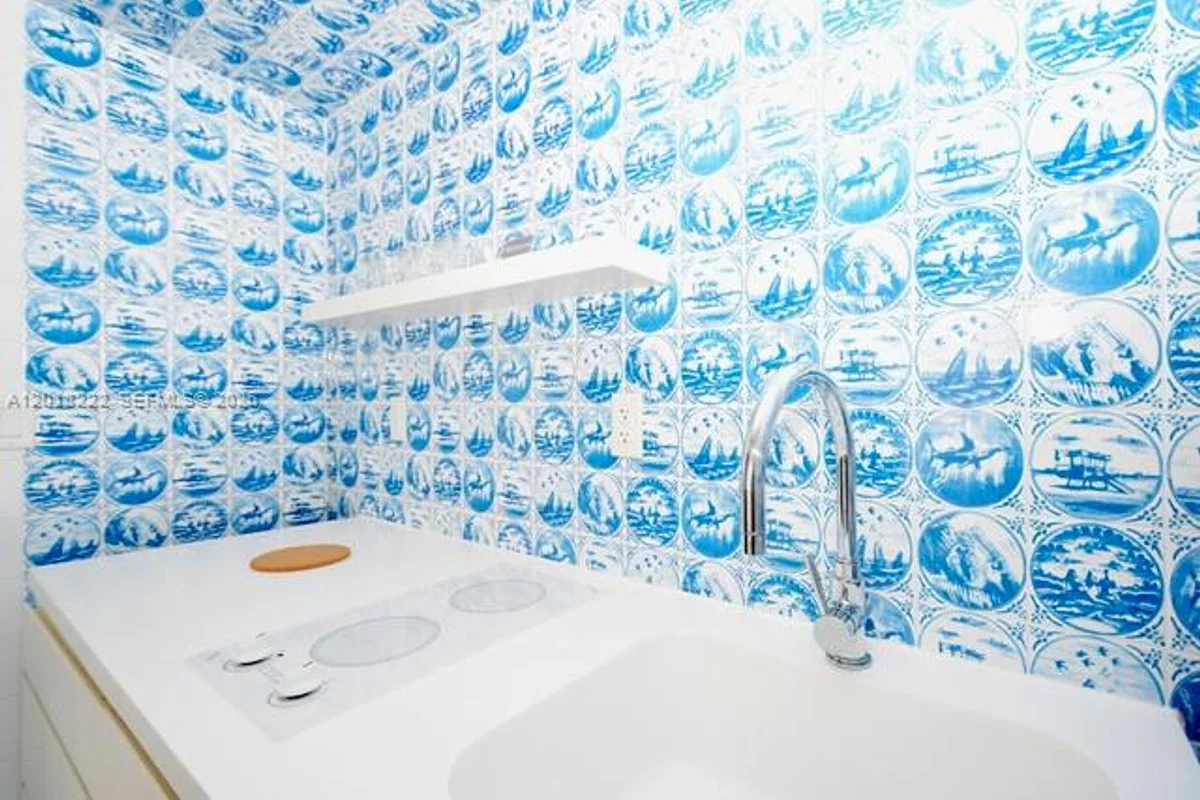 1100 W Ave #425, Miami Beach: photo 1 of 5