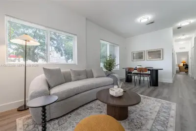44 NW 10th Ave #2, Miami: photo 1 of 24