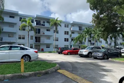 1221 SW 122nd Ave #207, Miami: photo 1 of 14