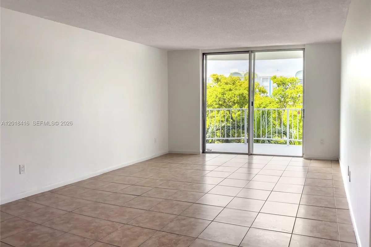 496 NW 165th St Rd #D-410, Miami: photo 1 of 15