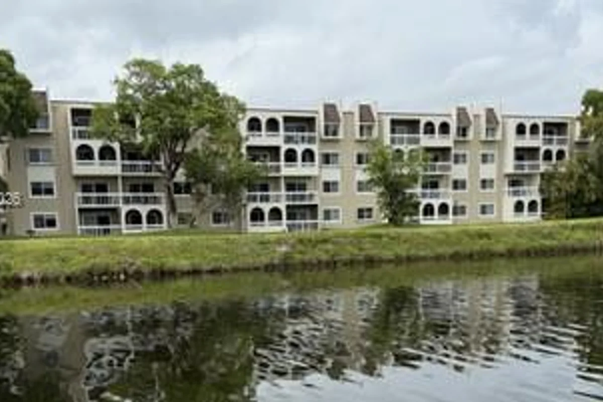 7815 Camino Real #i417, Miami: photo 1 of 17