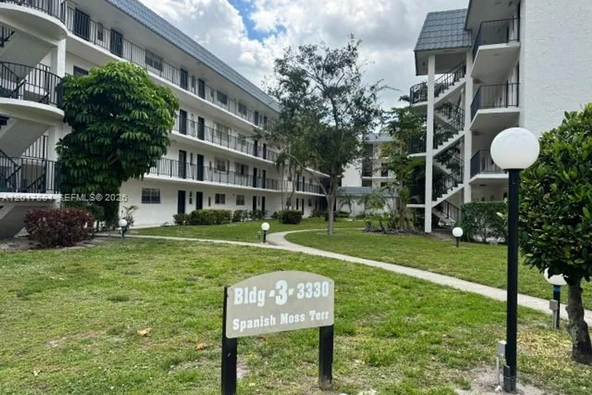 Condo in Lauderhill: photo 1 of 15