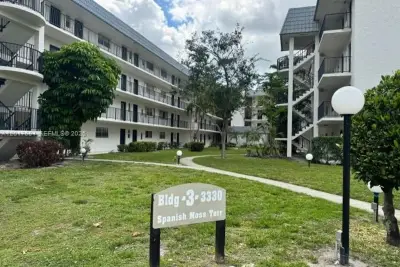 Condo in Lauderhill: photo 1 of 15