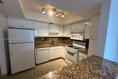 7118 Bonita Dr #305, Miami Beach: photo 1 of 15