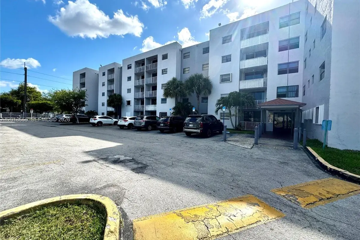 8145 NW 7th St #404, Miami: photo 1 of 11
