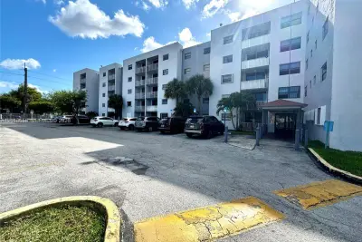 8145 NW 7th St #404, Miami: photo 1 of 11