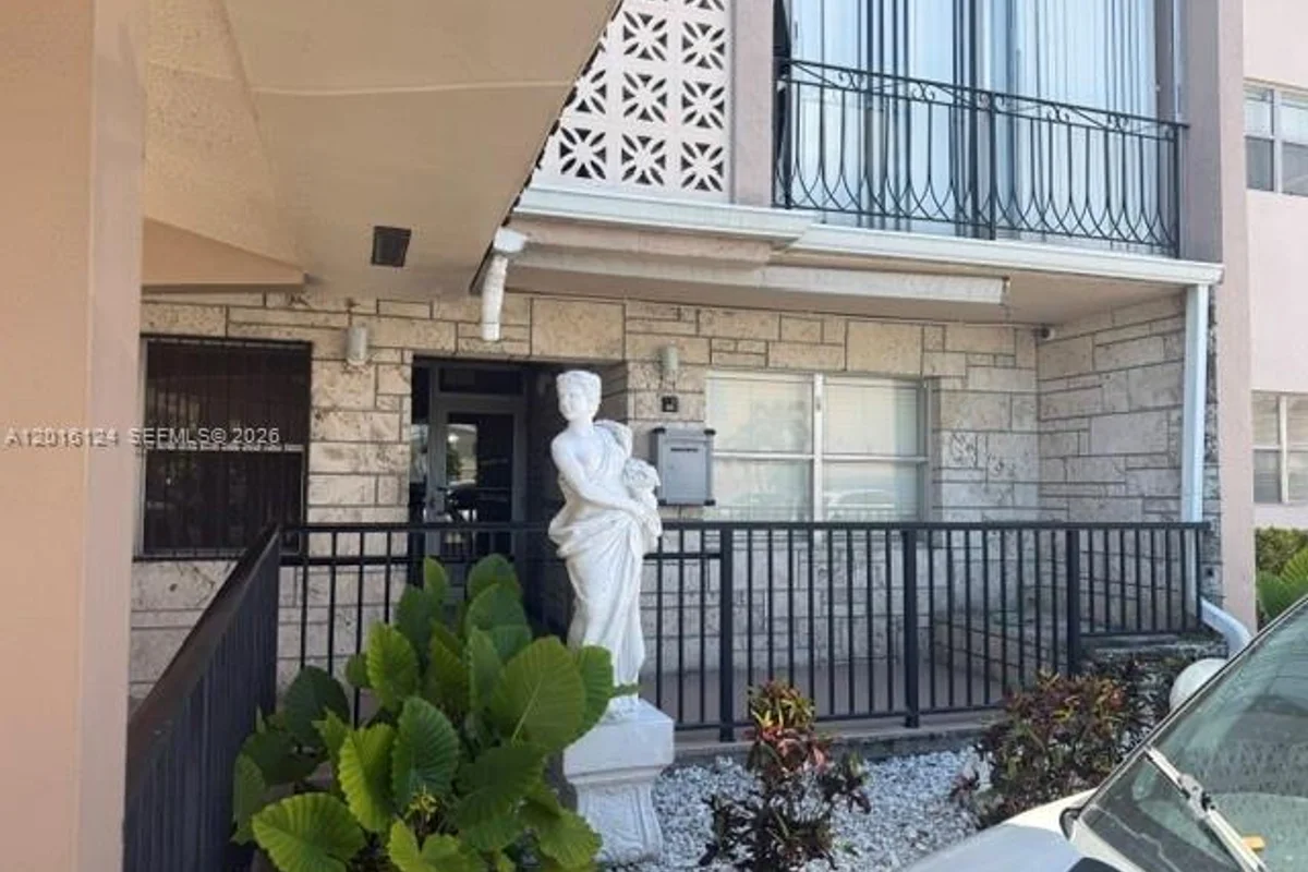 3640 NW 9th St #201, Miami: photo 1 of 31