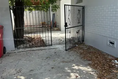 Townhouse in Opa-locka: photo 1 of 9