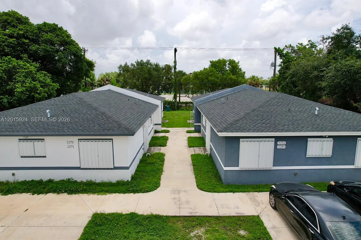 2249 NW 66th St, Miami: photo 1 of 25