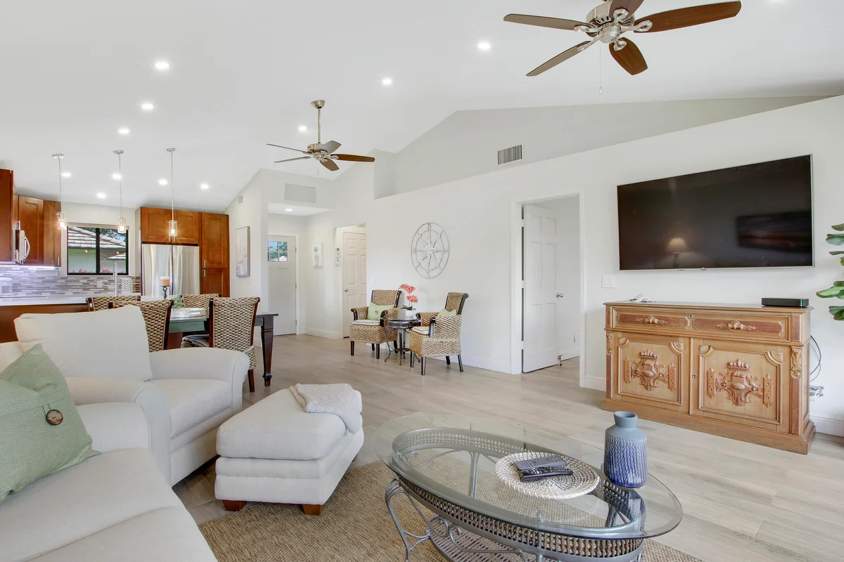 533 Club Dr, Palm Beach Gardens: photo 1 of 26