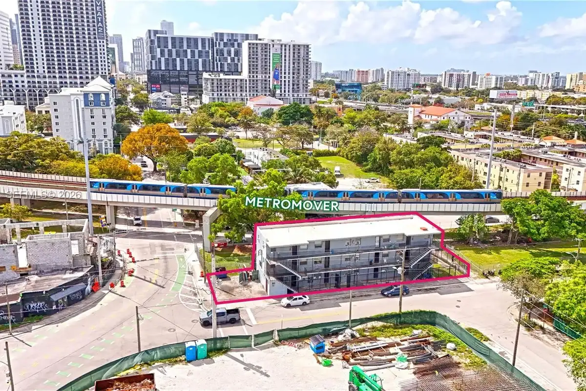 220 NW 11th Ter, Miami: photo 1 of 12