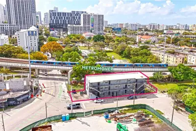 220 NW 11th Ter, Miami: photo 1 of 12