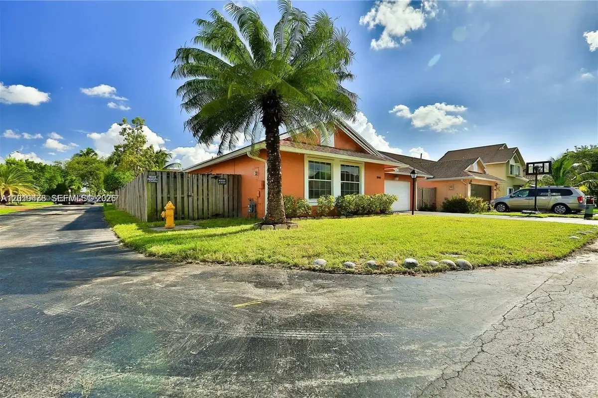 House in Hialeah: photo 1 of 5