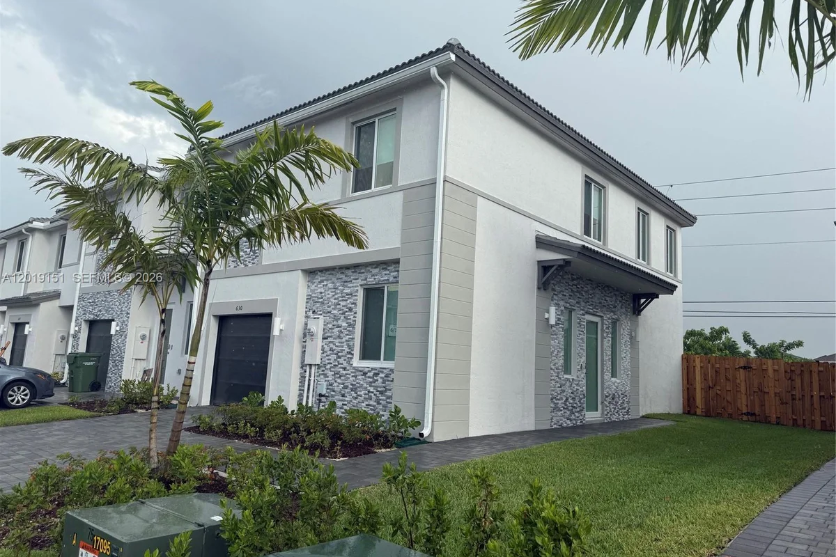 630 SE 15th St, Homestead: photo 1 of 38