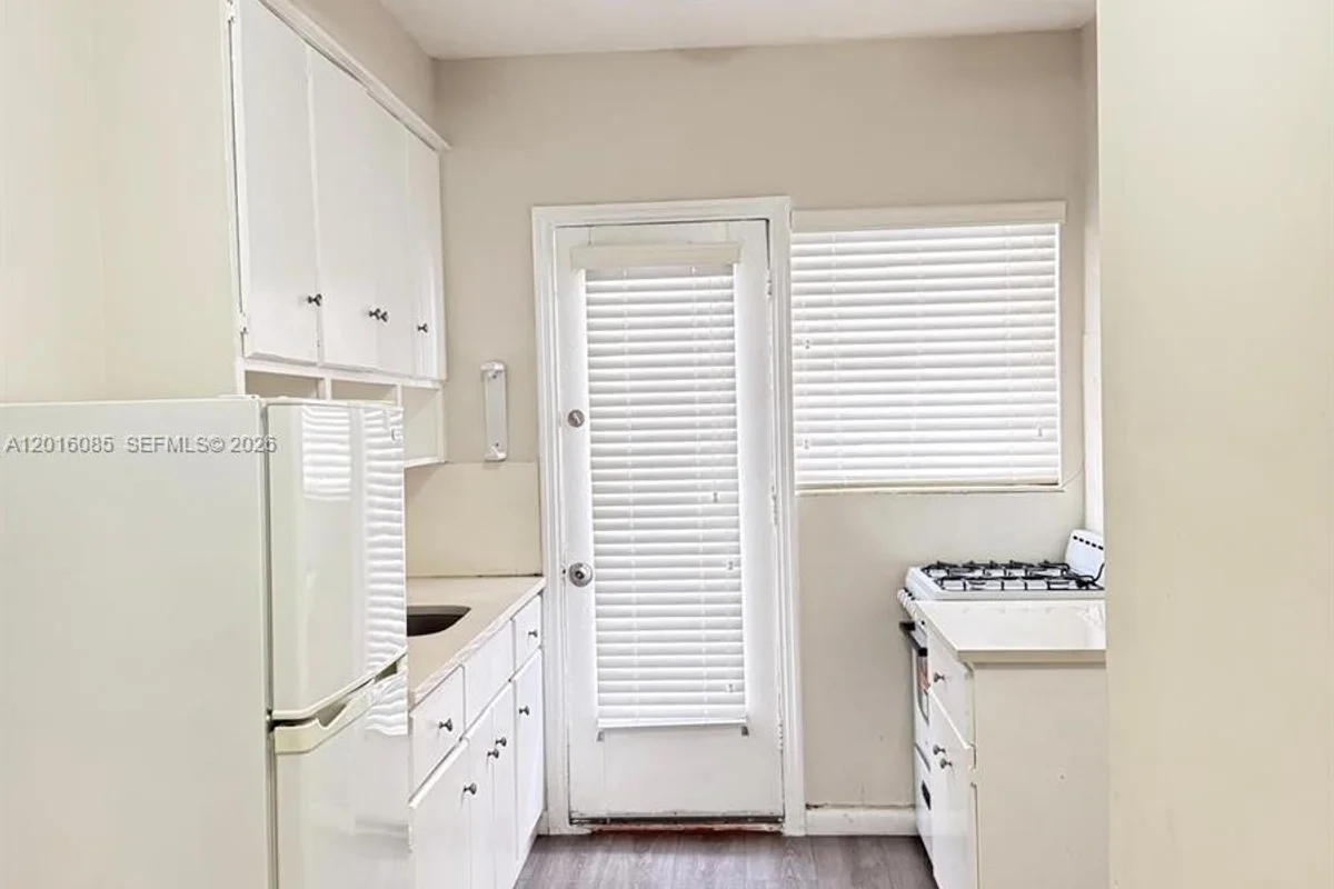 1007 Meridian Ave #9, Miami Beach: photo 1 of 23