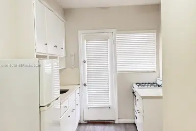 1007 Meridian Ave #9, Miami Beach: photo 1 of 23