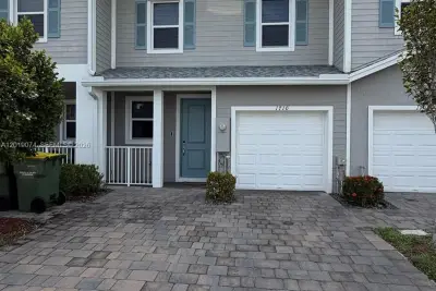 1710 SE 9th Ave, Homestead: photo 1 of 28