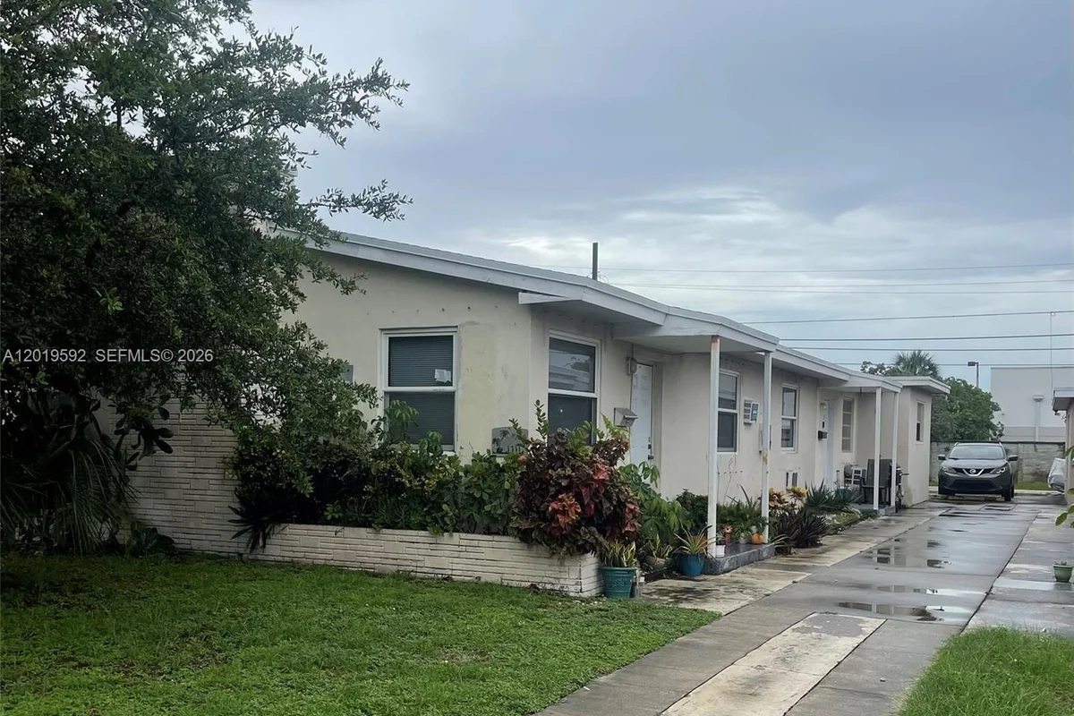1711 Thomas St, Hollywood: photo 1 of 16