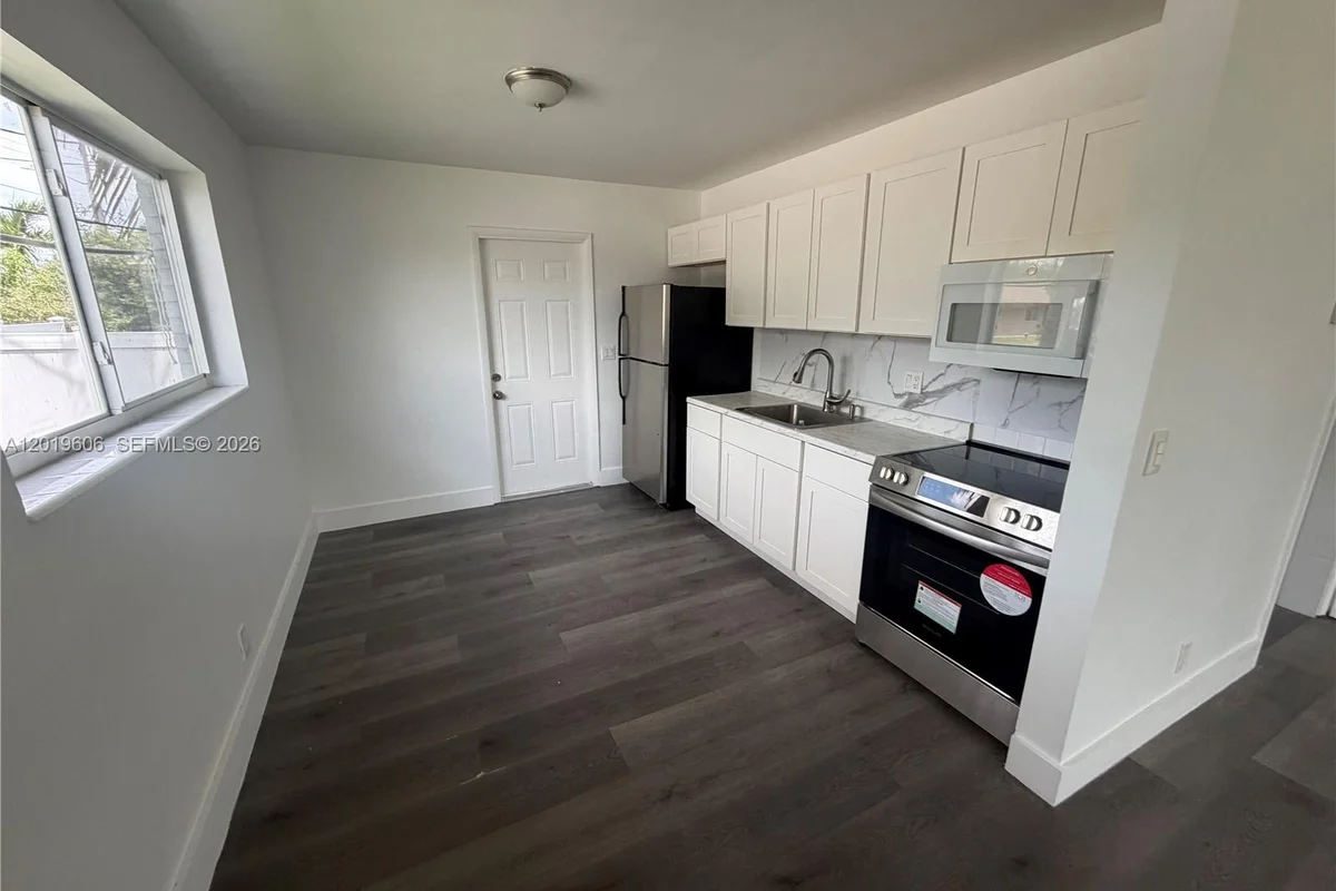 117 SE 2nd Ave #1, Hallandale Beach: photo 1 of 10