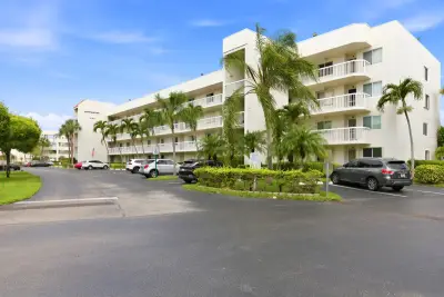 3146 Via Poinciana #407, Lake Worth: photo 1 of 38