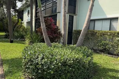 761 NE 199th St #102, Miami: photo 1 of 20