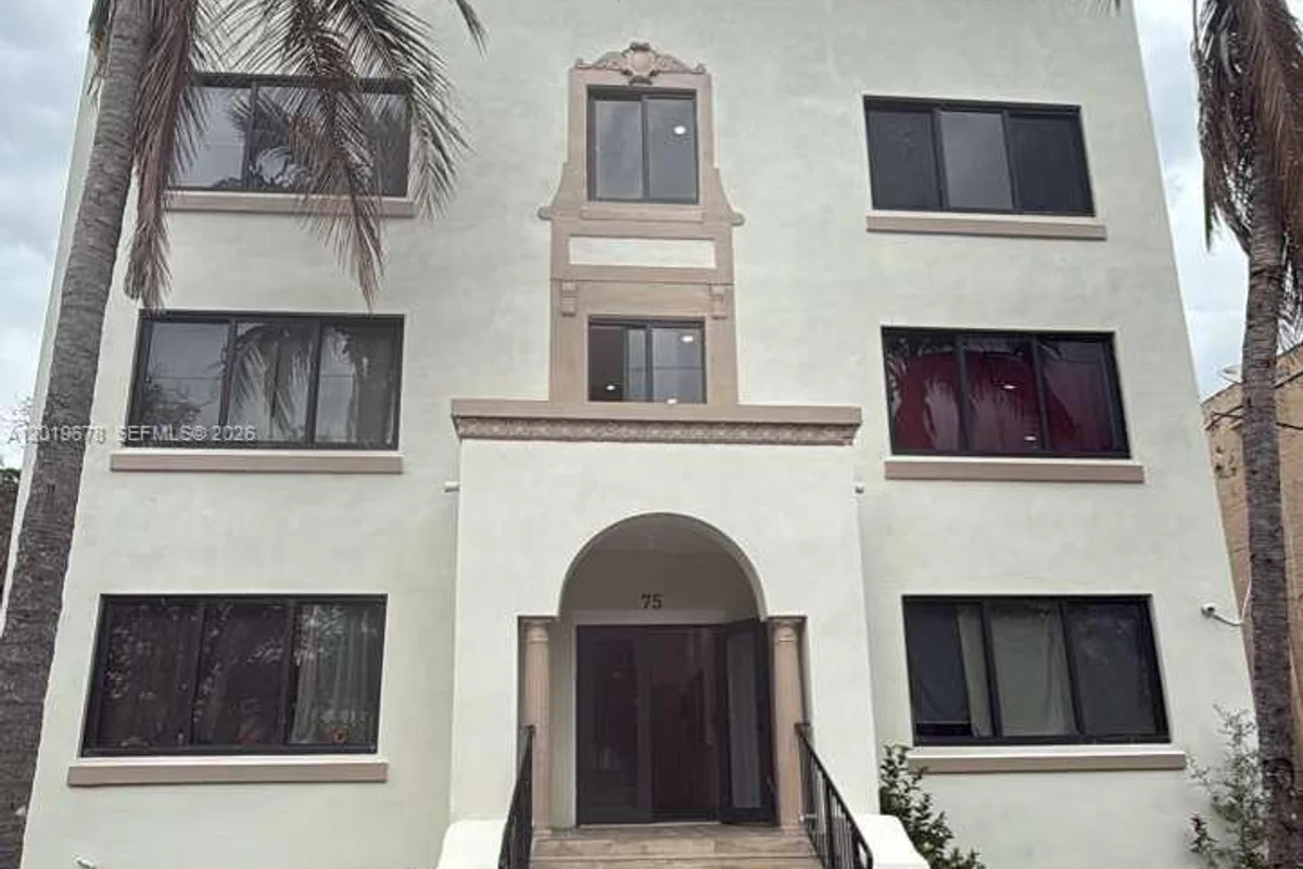 75 Glen Royal Pkwy #3, Miami: photo 1 of 4