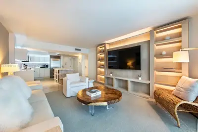 102 24th St #1012, Miami Beach: photo 1 of 17