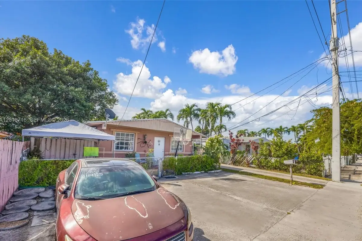 3126 NW 28th St, Miami: photo 1 of 25