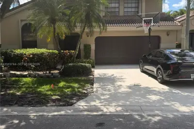 1481 NW 104th Ave, Plantation: photo 1 of 9