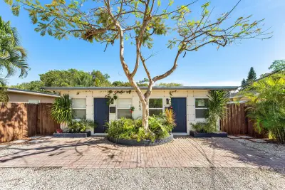 1545 NE 32nd St, Oakland Park: photo 1 of 28