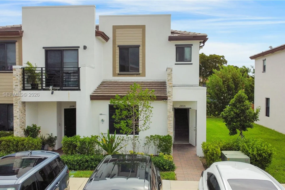 21035 NE 8th Ave, Miami: photo 1 of 24