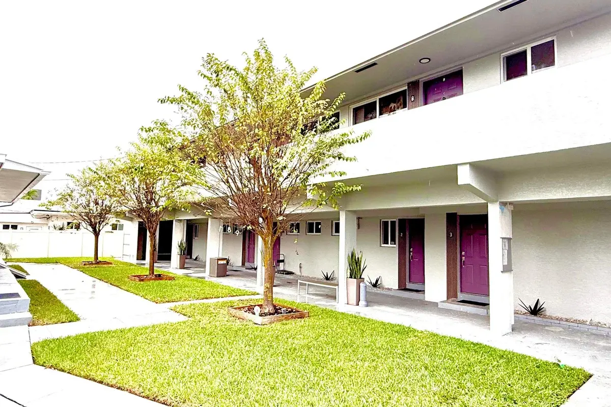 720 NE 7th St #2a, Hallandale Beach: photo 1 of 24