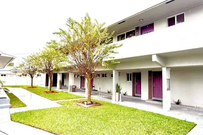 720 NE 7th St #2a, Hallandale Beach: photo 1 of 24