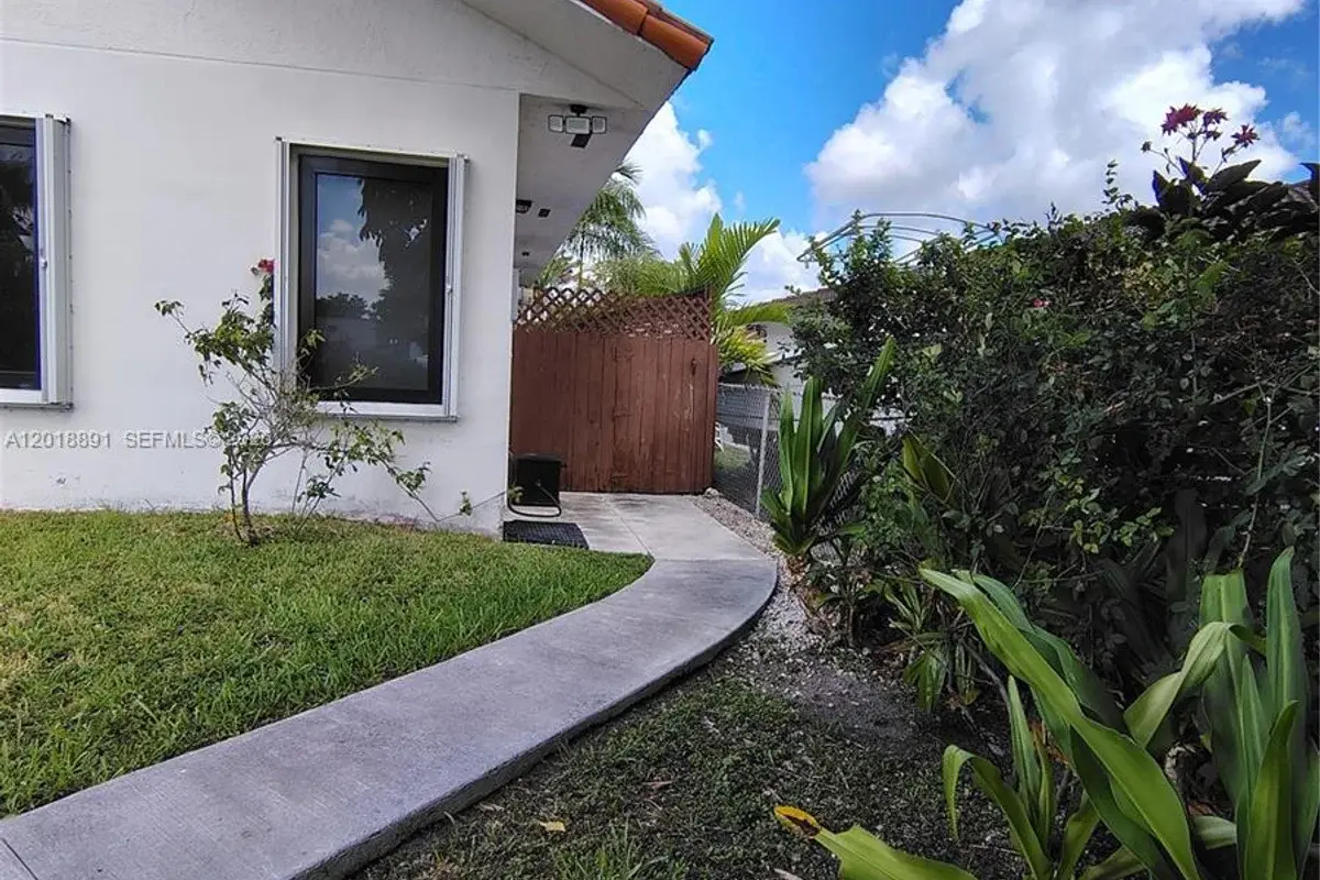 House in Miami: photo 1 of 28