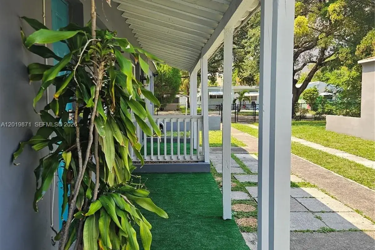 2034 Taylor St, Hollywood: photo 1 of 19