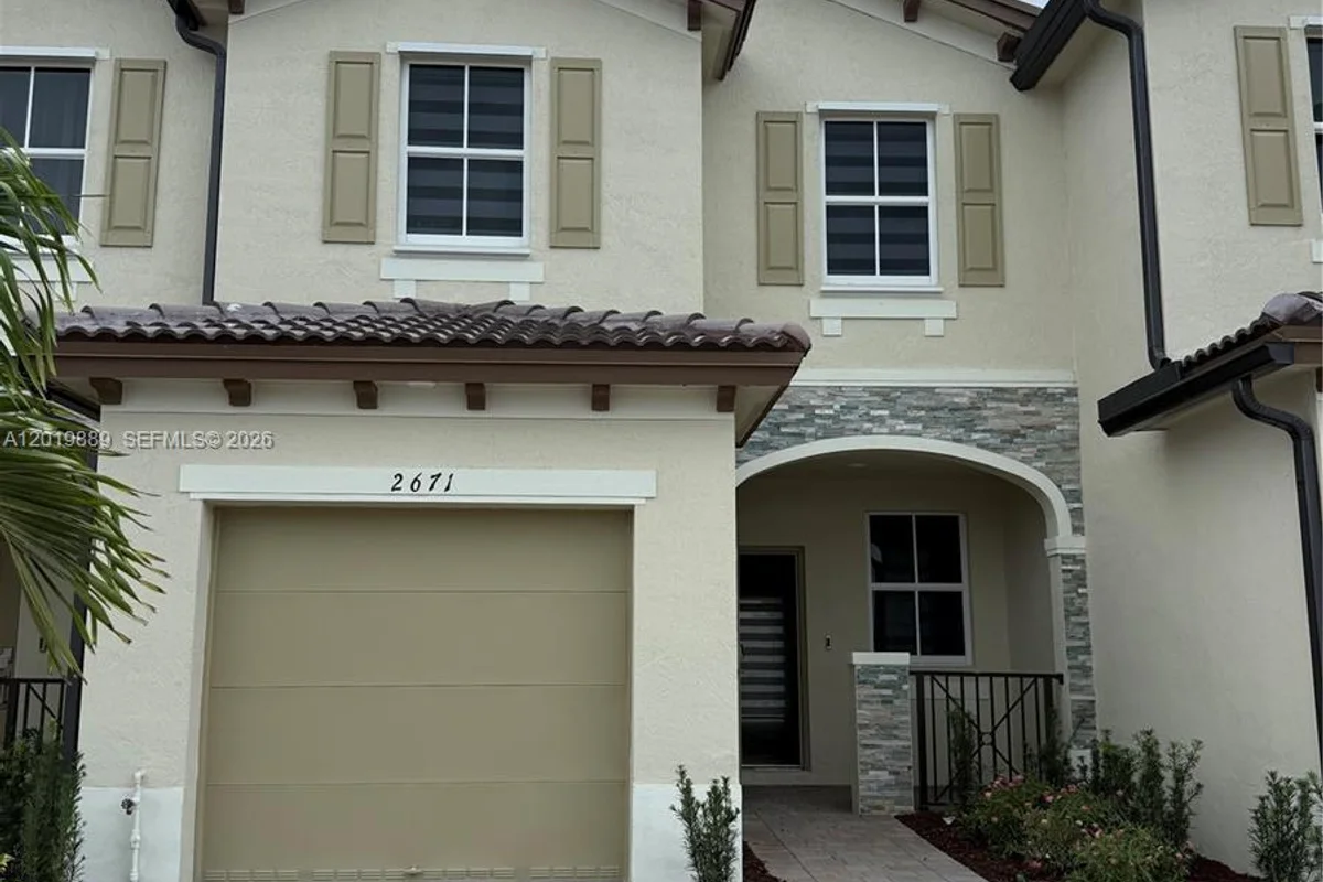 Townhouse in Homestead: photo 1 of 19