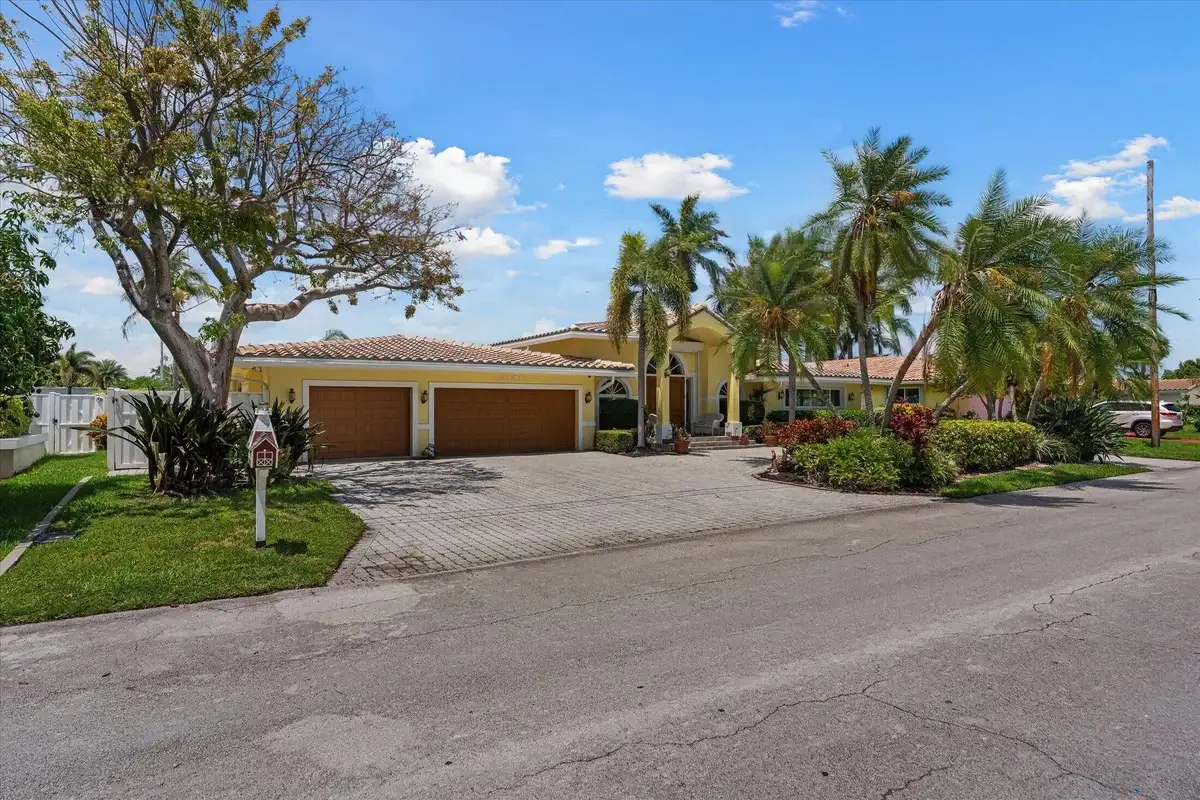 2141 NE 29th St, Lighthouse Point: photo 1 of 53