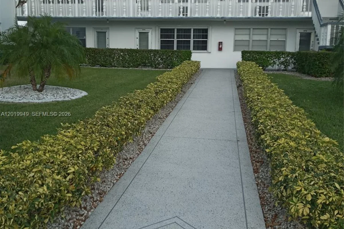 390 Windsor Q, West Palm Beach: photo 1 of 18