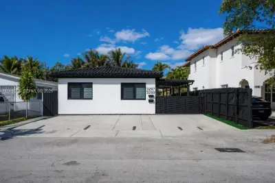 3297 SW 26th St, Miami: photo 1 of 50