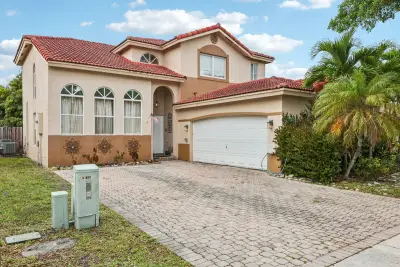 405 E Royal Cove Cir, Davie: photo 1 of 40